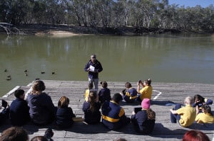 KESO, Andrew Cameron teaching students the story of Pondi, the Giant Murray Cod, on Country as part of the SSF program with Swan Hill Primary_2370